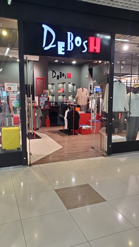 Clothing store entrance without gates