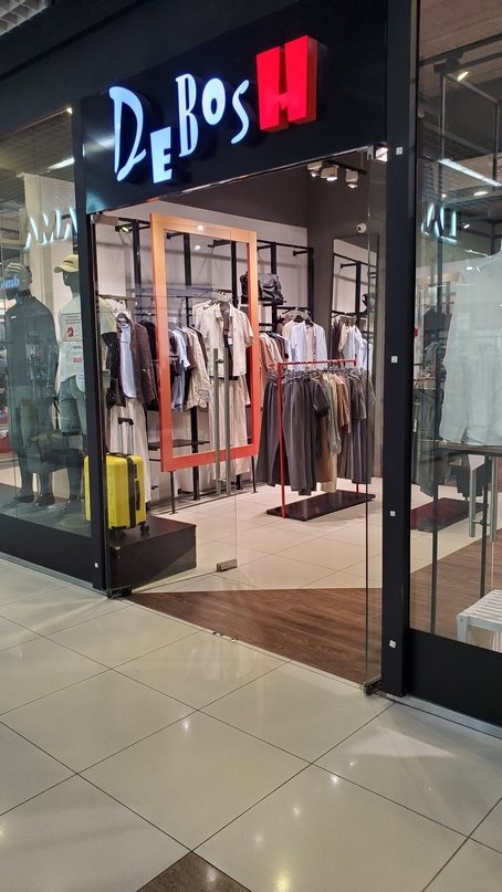 Store entrance without anti-theft gates