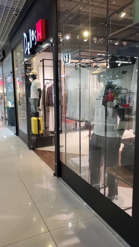 Glass entrance without EAS gates