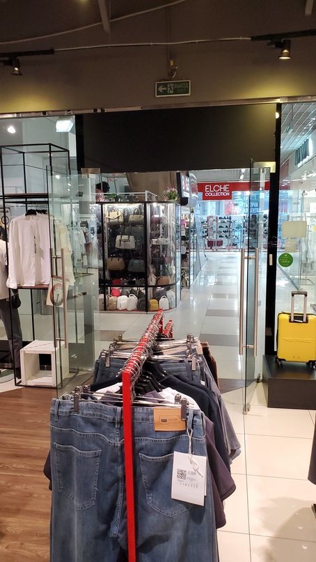 Mall store entrance without EAS gates