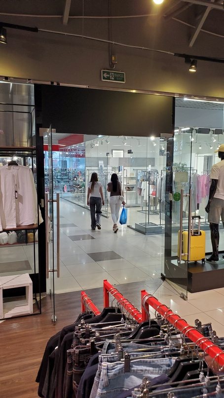 Store window without anti-theft gates