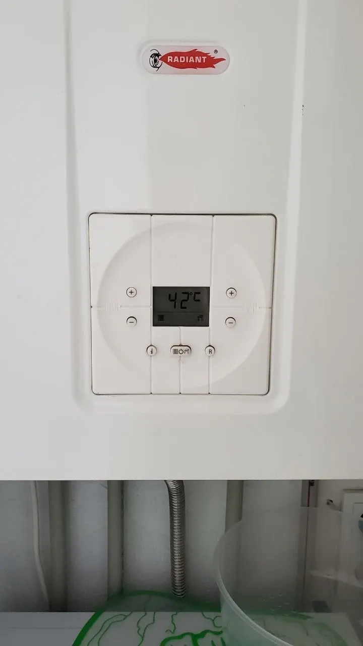 Установленный котёл Radiant RBS 24 Energy с панелью DIGITECH TR MIAH6